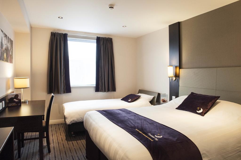 Premier Inn Chichester Exterior foto